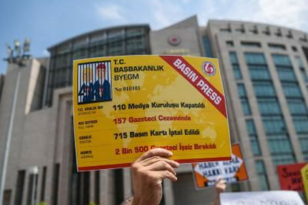 Gazetecilerin basın kartlarının iptal edilmesine tepki